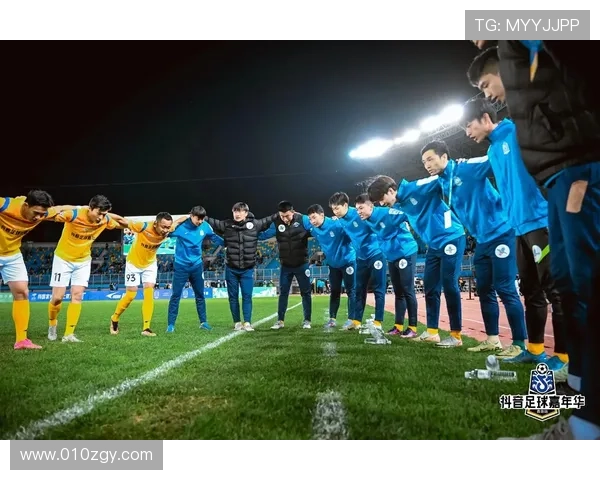 足球明星齐聚青岛展开友谊赛球迷热情高涨共庆足球盛宴 足球明星齐聚青岛展开友谊赛球迷热情高涨共庆足球盛宴