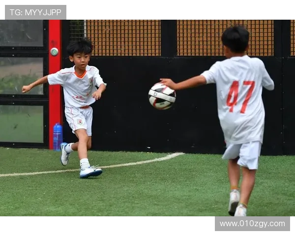 小足球明星传递正能量激励年轻人追逐梦想与热爱运动的精神