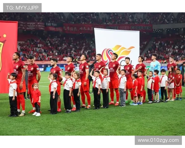 足球巨星同框合影集锦展现绿茵场上的荣耀与友谊 足球巨星同框合影集锦展现绿茵场上的荣耀与友谊